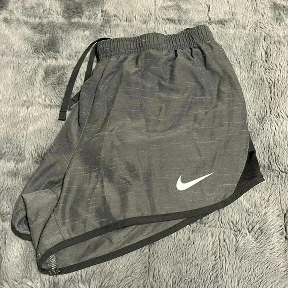 🩷 Nike woman’s DRI-FIT shorts size S - Picture 1 of 6
